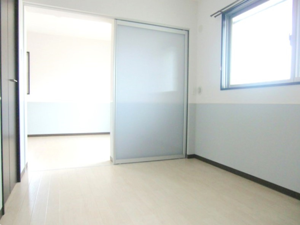 洋室の様子。収納スペースもきちんとあります。