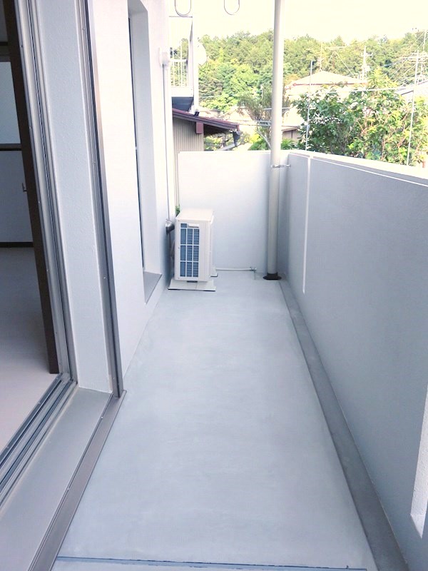 リビングからバルコニーに出られます
