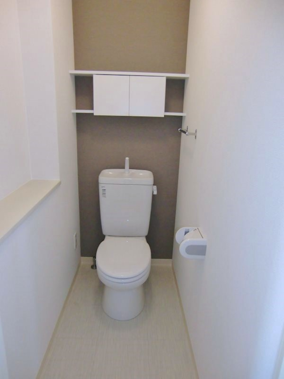 収納棚付きのトイレ