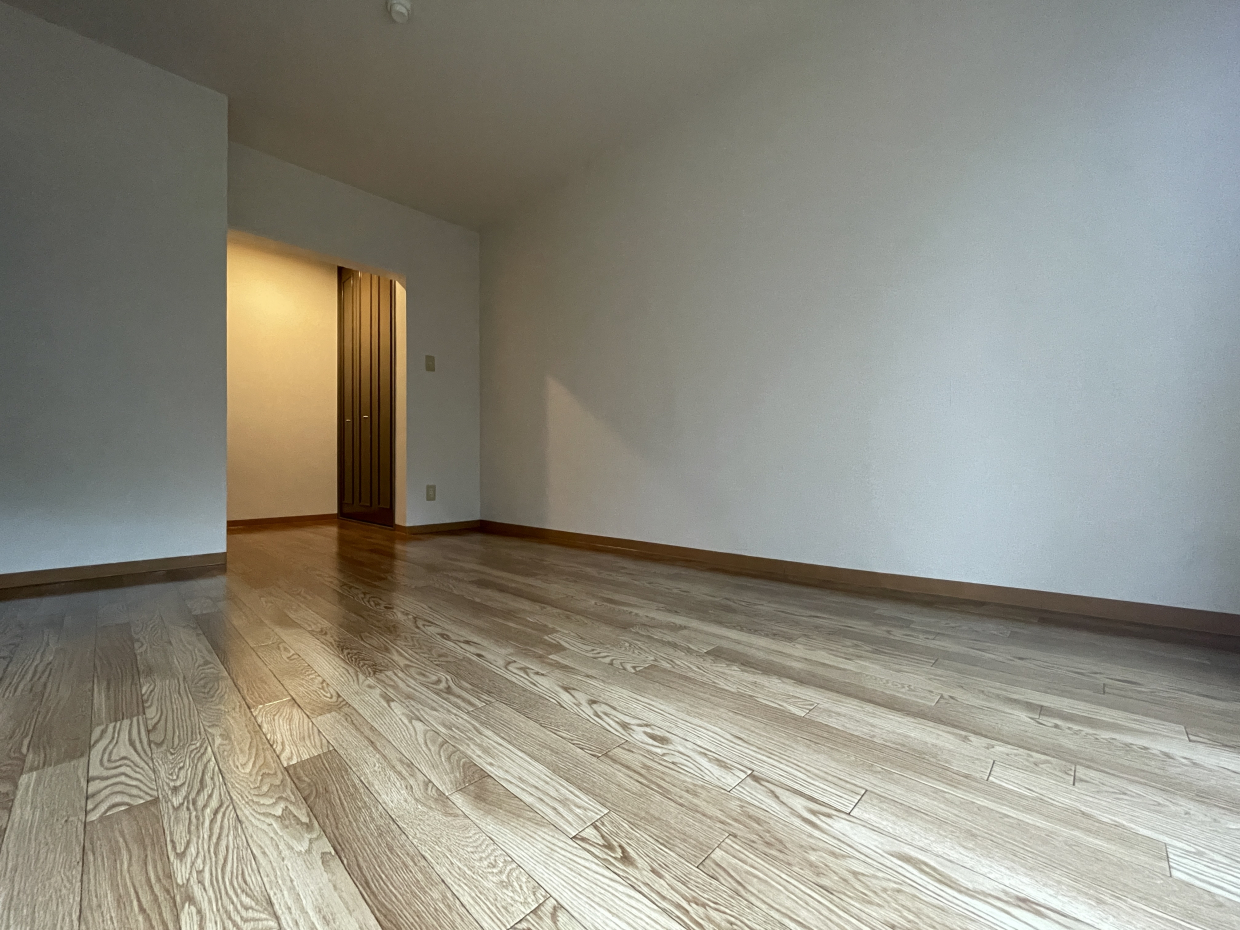 8.6帖の広さ。正面に収納があり、洗面所に抜けれます