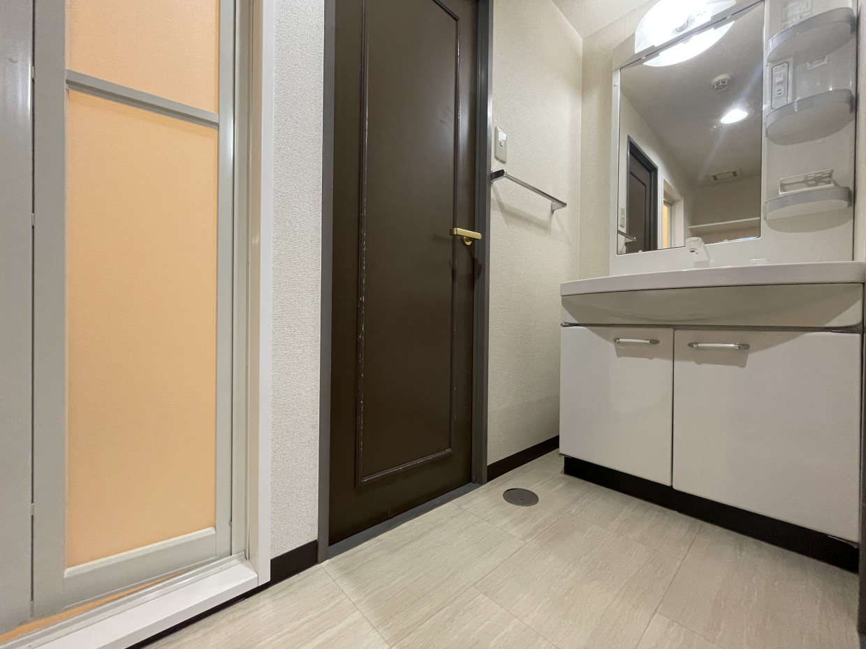 洗面所も広い！ドアから洋室に抜けれます