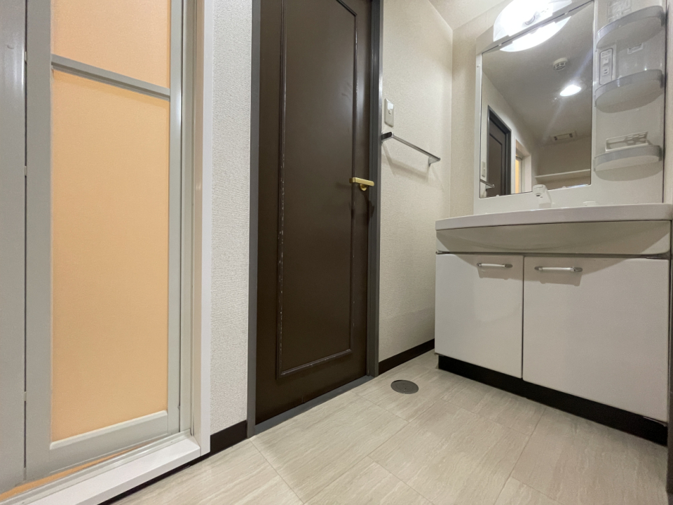 洗面所も広い！ドアから洋室に抜けれます