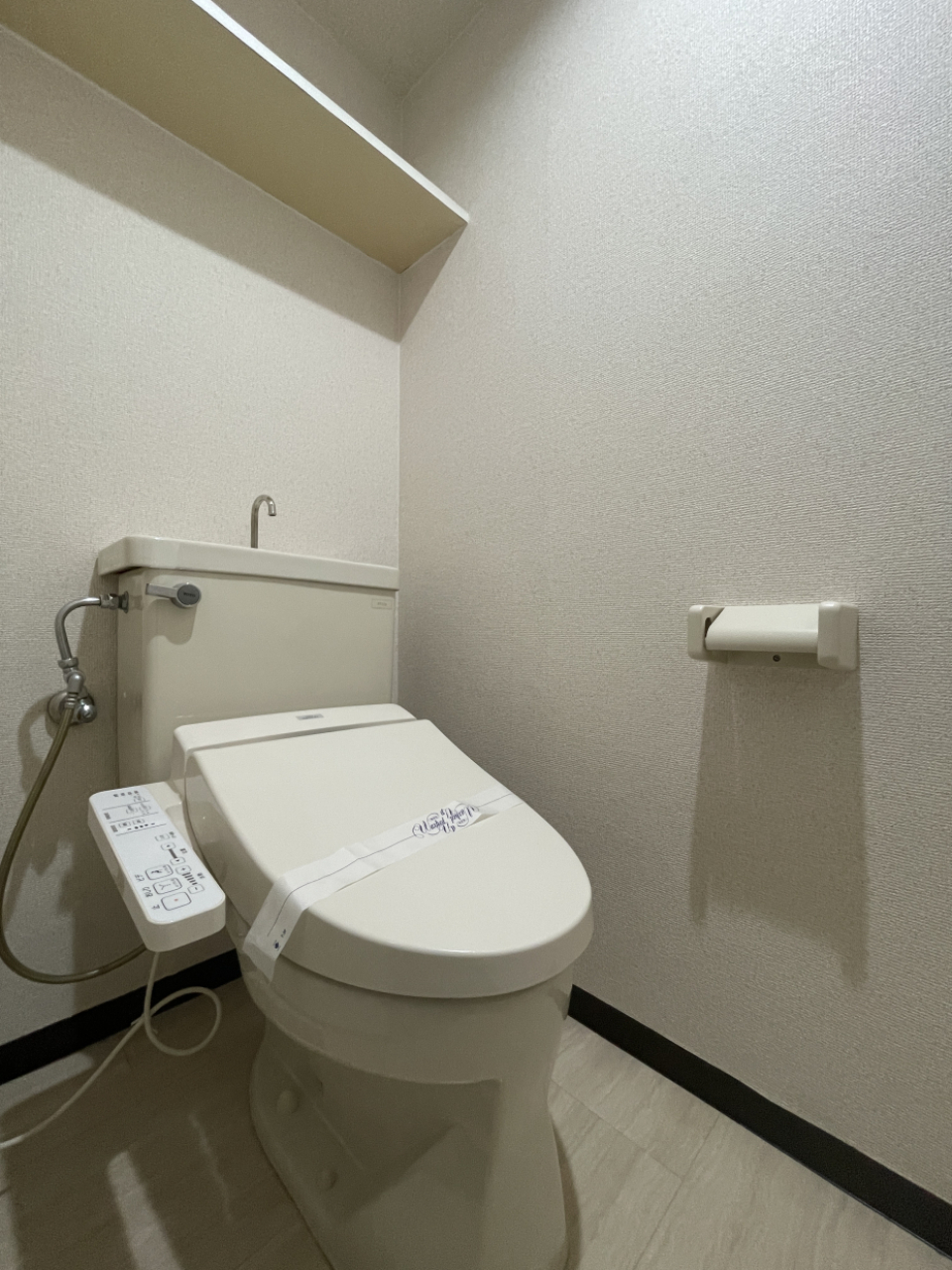 トイレは棚付き