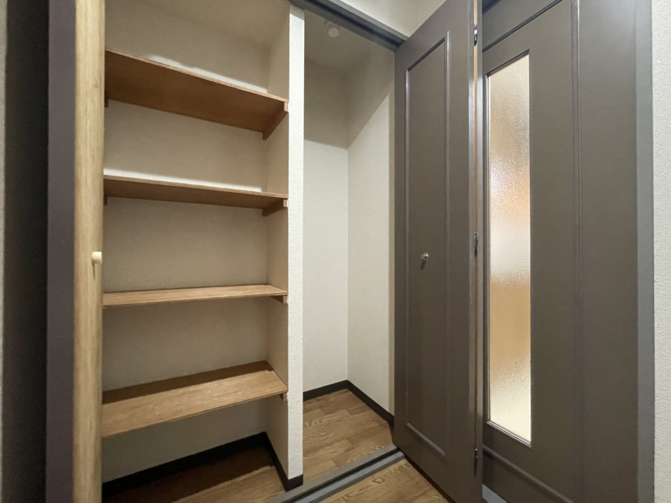 廊下にも収納あります