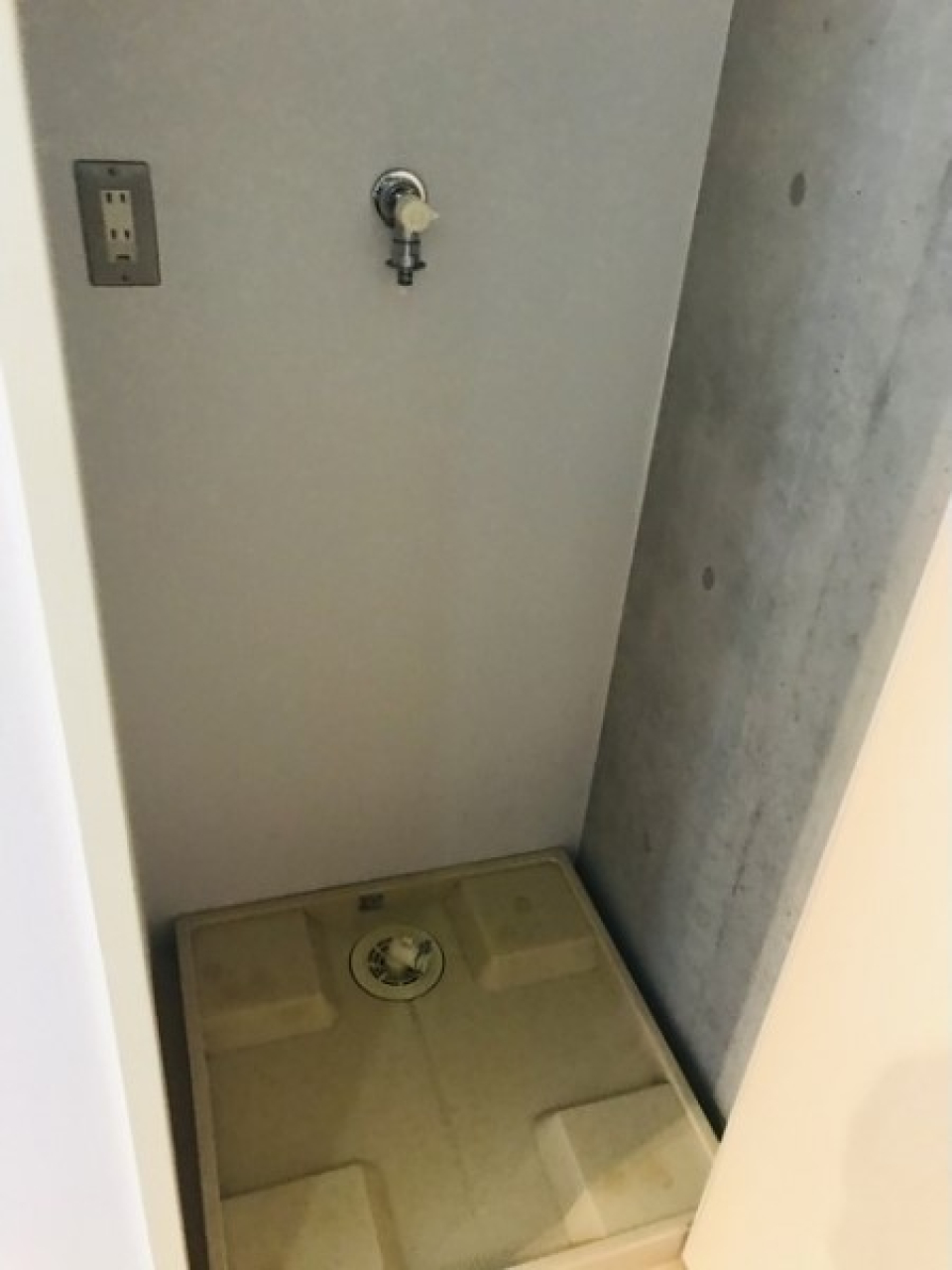 キッチン背面には洗濯機置き場が隠れています