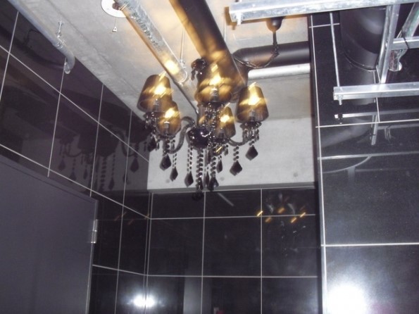 印象的な黒いシャンデリア