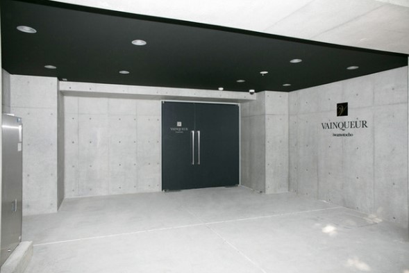 謎めいた雰囲気がエントランスにもありますね