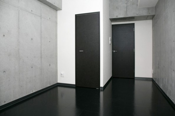 コンクリ打ちっ放しに黒で統一されたミステリアスな空間