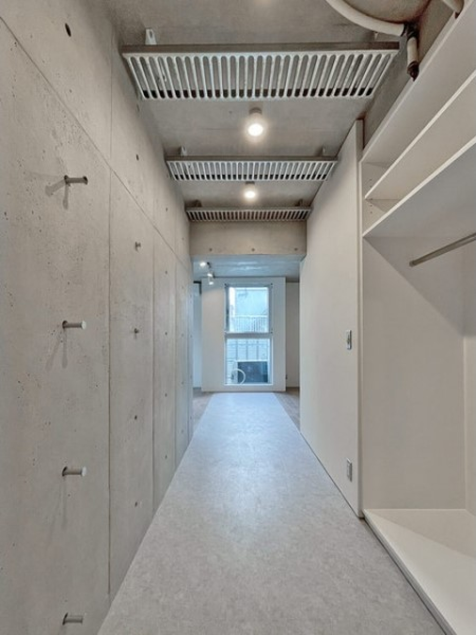 玄関から室内はシームレスです