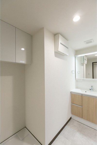 洗濯機置き場には洗剤などをしまうのに便利な収納スペースがあります