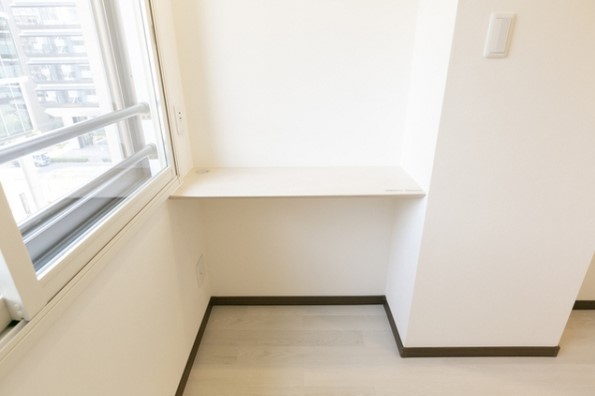 隙間にはデスクを造り付け