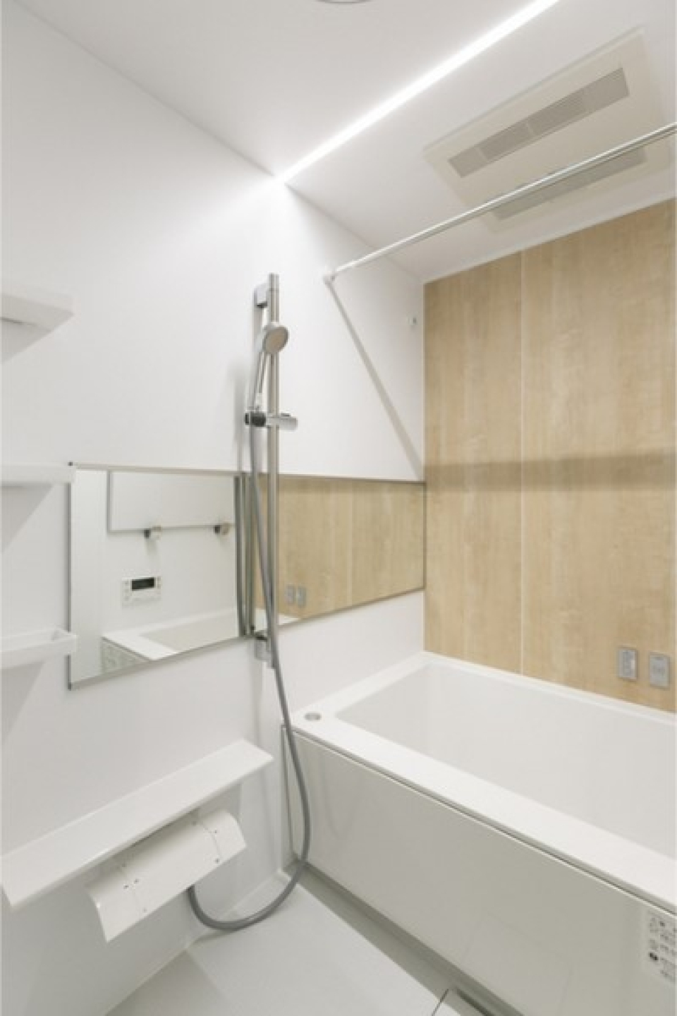 木のパネルがおしゃれなバスルーム