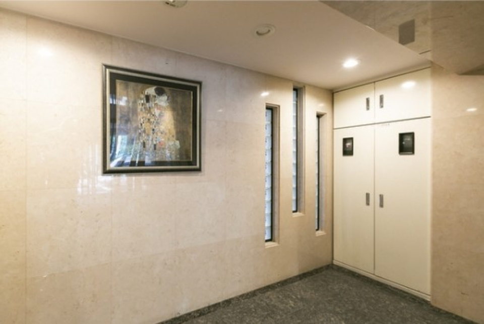 エントランスにはクリムトの「接吻」が