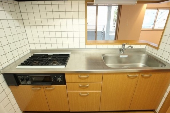 レトロなタイルがかわいいキッチン