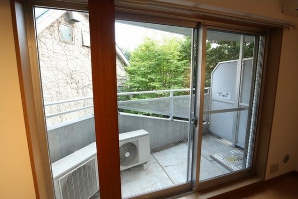 お隣のマンションのガーデンが借景