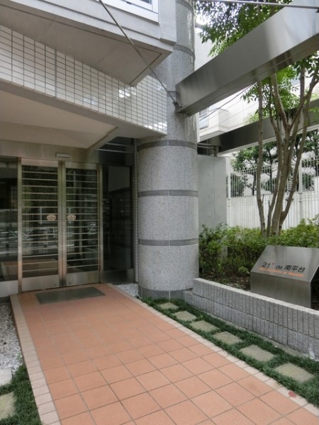 周辺はしっかりと手入れされた緑豊かです