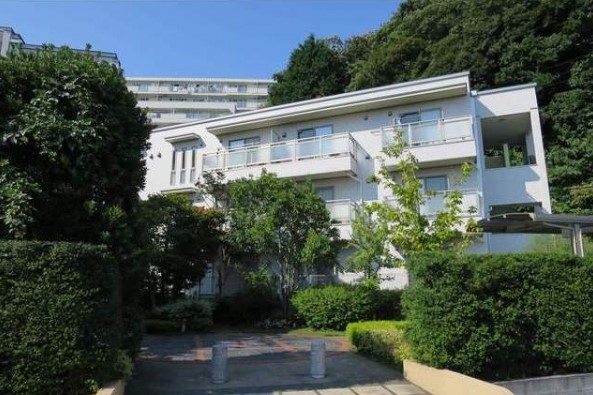 緑に囲まれた真っ白なアパートで愛する家族との暮らしを始めませんか？