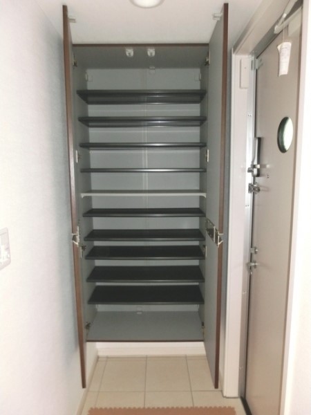 靴もペット用品も仕舞える大きなシューズボックス