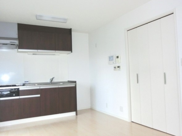 キッチンは壁付けなのでお部屋が広く使えます