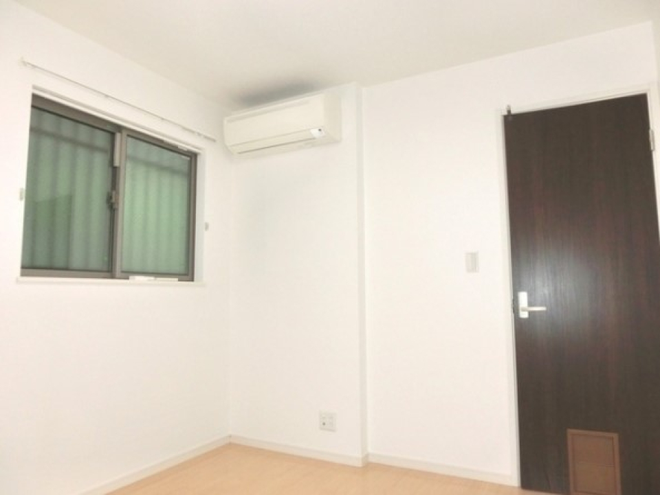 北側の洋室の扉にもくぐり戸ついてますね！