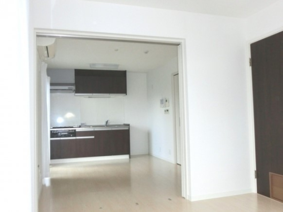 引き戸を開けてると合わせて14.7帖の広さになります