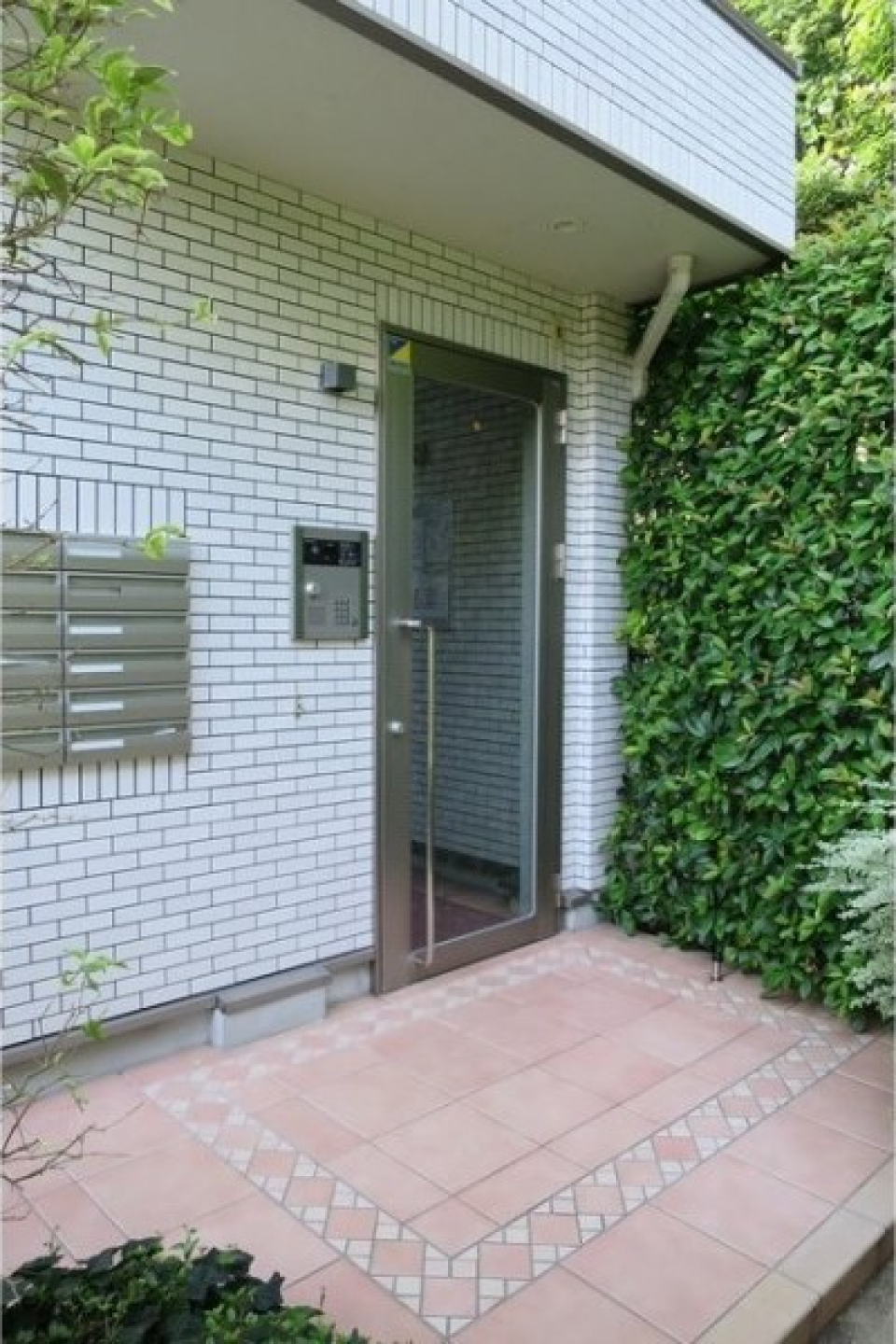 アパートですが、エントランスにはオートロック付きです