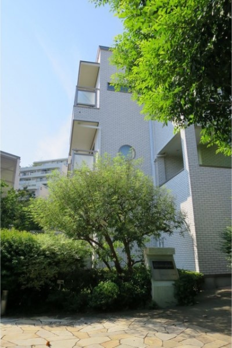 緑と白タイルの外観の相性が◎