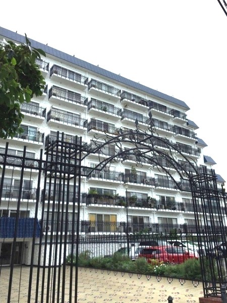 こういう贅沢な外観のマンション中々今だと建たないですよね