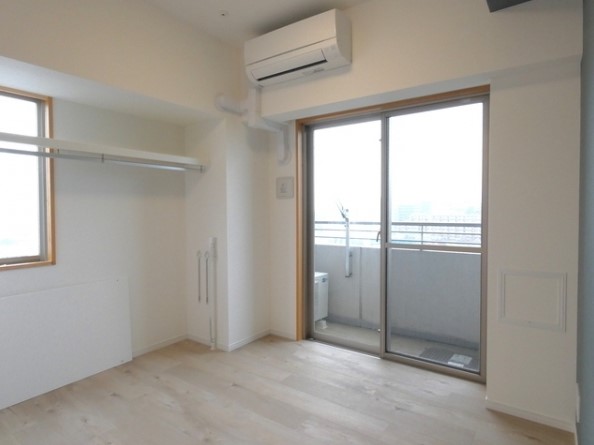 4.3帖のベッドルームは2面採光で明るいですね