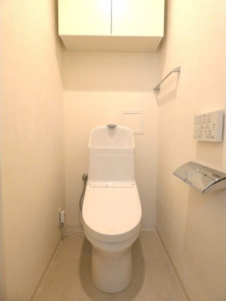 トイレには戸棚があるので掃除用具などをスッキリとしまえます