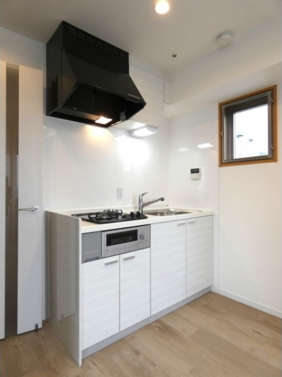 コンパクトながら機能的なシステムキッチン