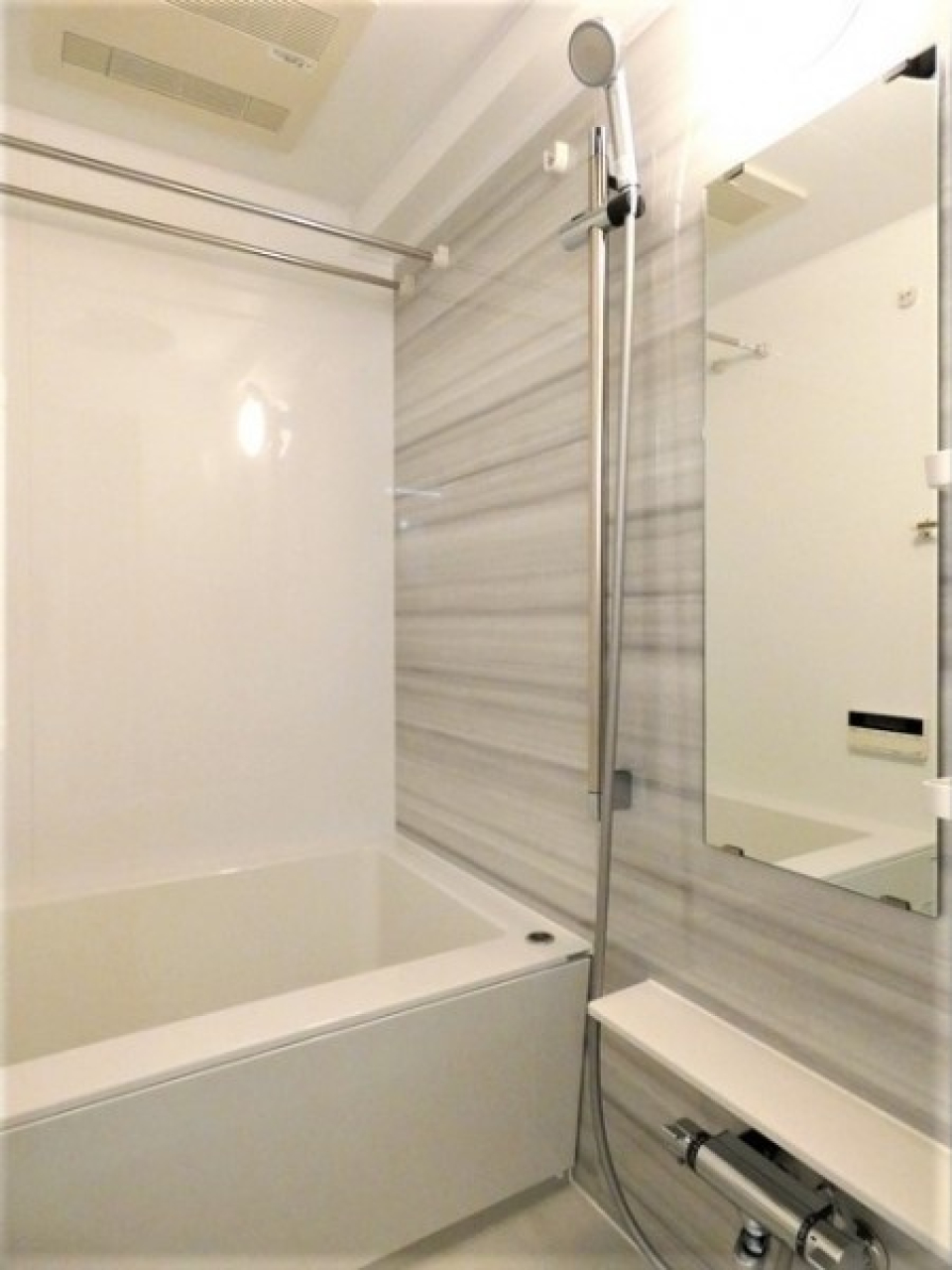 浴室乾燥機能付きのバスルーム