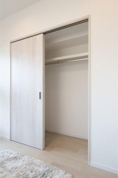 クローゼットはリビングにあります