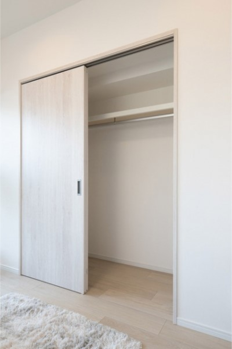 クローゼットはリビングにあります