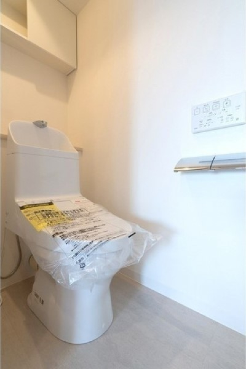 トイレには戸棚があるので掃除用具などをスッキリとしまえます