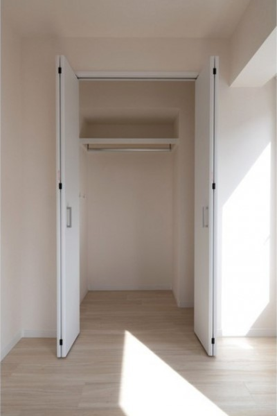 収納はベッドルームにあります