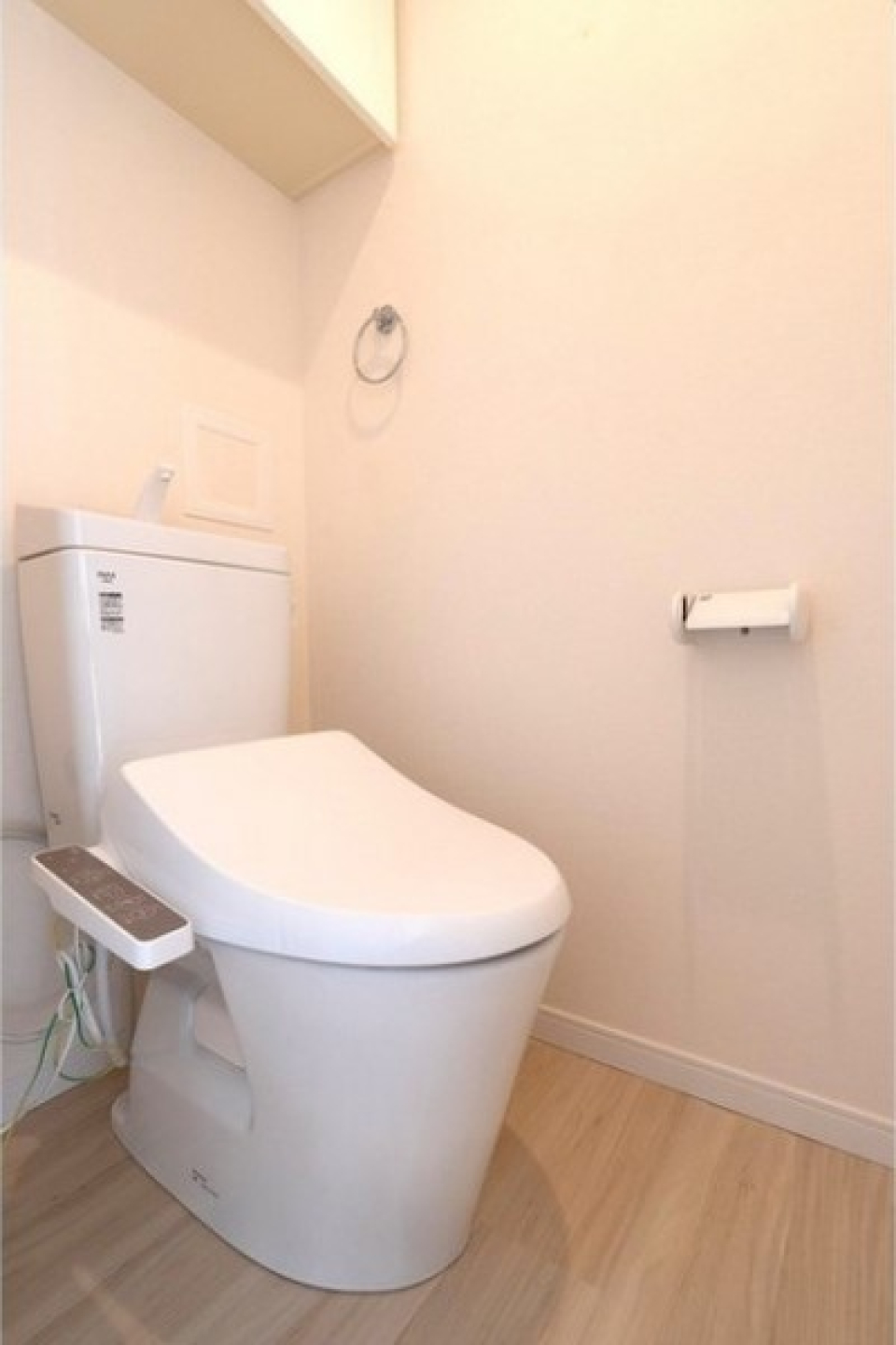 トイレには戸棚があるので掃除用具などをスッキリとしまえます