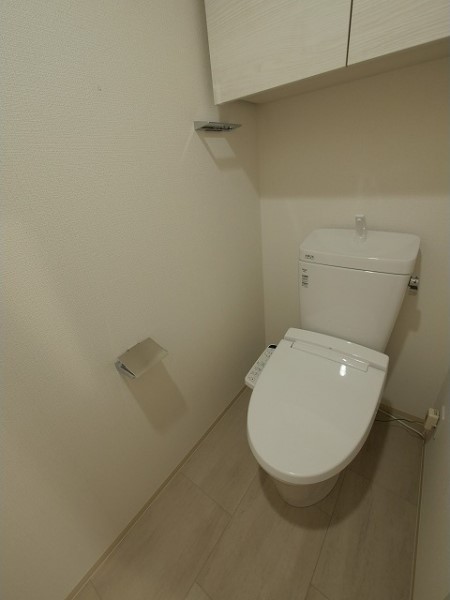 戸棚収納のあるトイレです