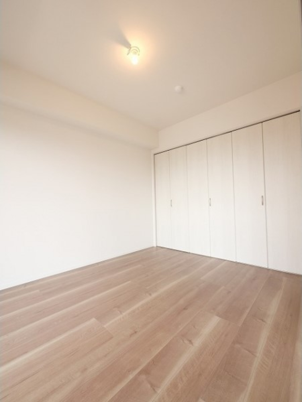 こちらのお部屋と別に4.3帖のサービスルームもあります