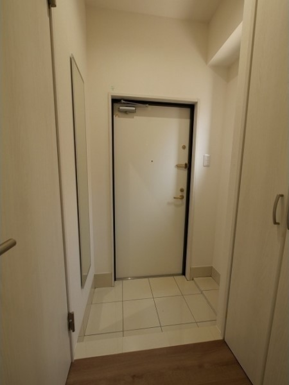 玄関には身だしなみチェックできる全身鏡がありますね