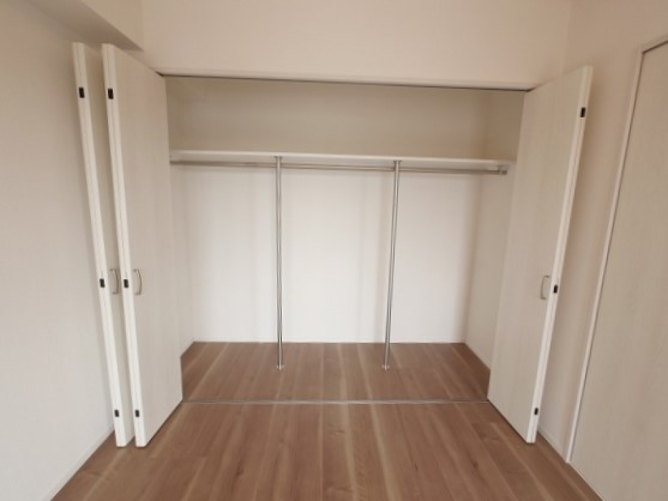 奥行もありデッドスペース無くたっぷり収納できそうなクローゼットです