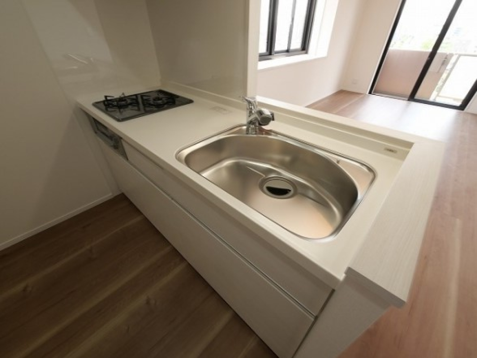 リビングの様子が見られる対面キッチン