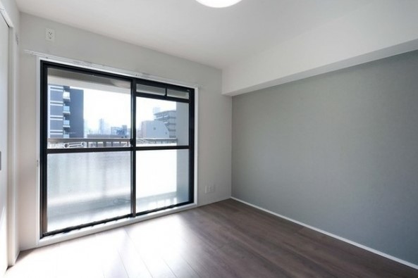 サービスルームの表記ですが掃き出し窓があり明るいです