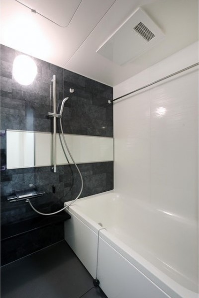 浴室乾燥機能付きのバスルーム