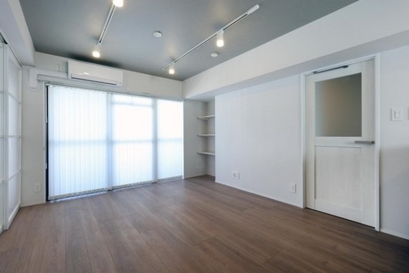 ライトグレーの天井が空間にメリハリを与えてくれています