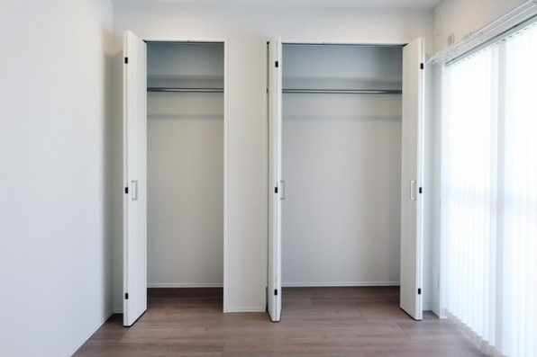 クローゼットが壁一面にしっかりとあります