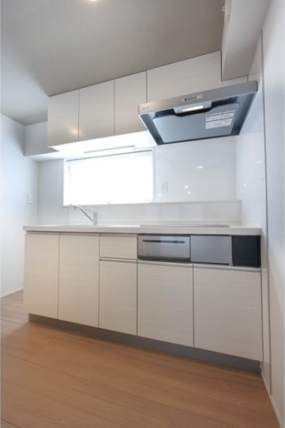 壁付けキッチンですが、窓があり解放感があります