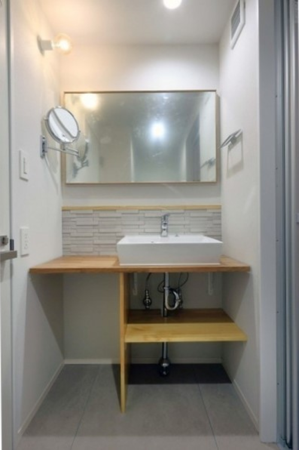 こだわりを感じる造作洗面台にはメイクに便利な鏡もついてますね！