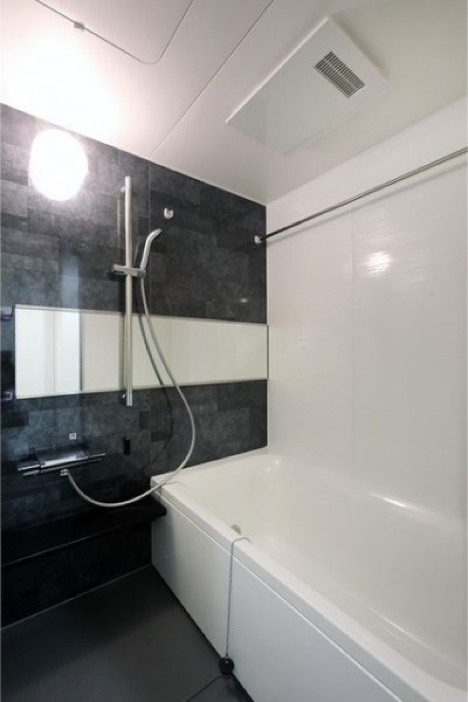 浴室乾燥機能付きのバスルーム