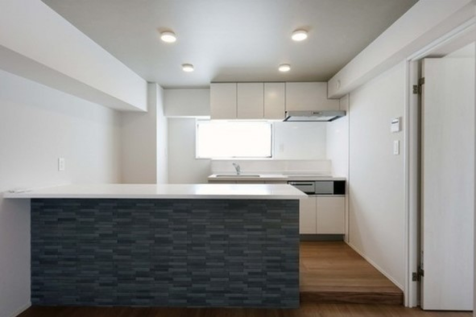 この濃色のカウンターに真っ白な天板なのが空間をグッとかっこいい雰囲気にしてくれています